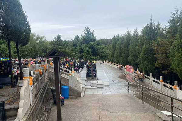 沈阳公墓草坪墓地与传统墓碑墓地的成本差异如何？