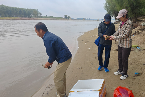 龙穴宝地公墓网践行社会责任：放生护生，助力辽河湿地生物多样性保护