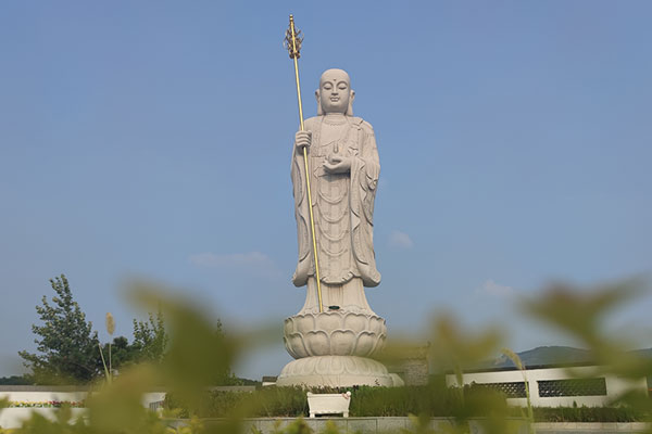 龙穴宝地公墓网拍摄沈阳永乐青山墓园地藏菩萨